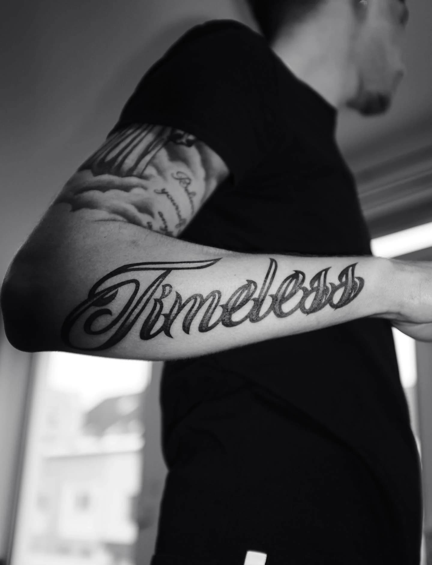 Großflächiges Timeless-Lettering auf einem Unterarm
