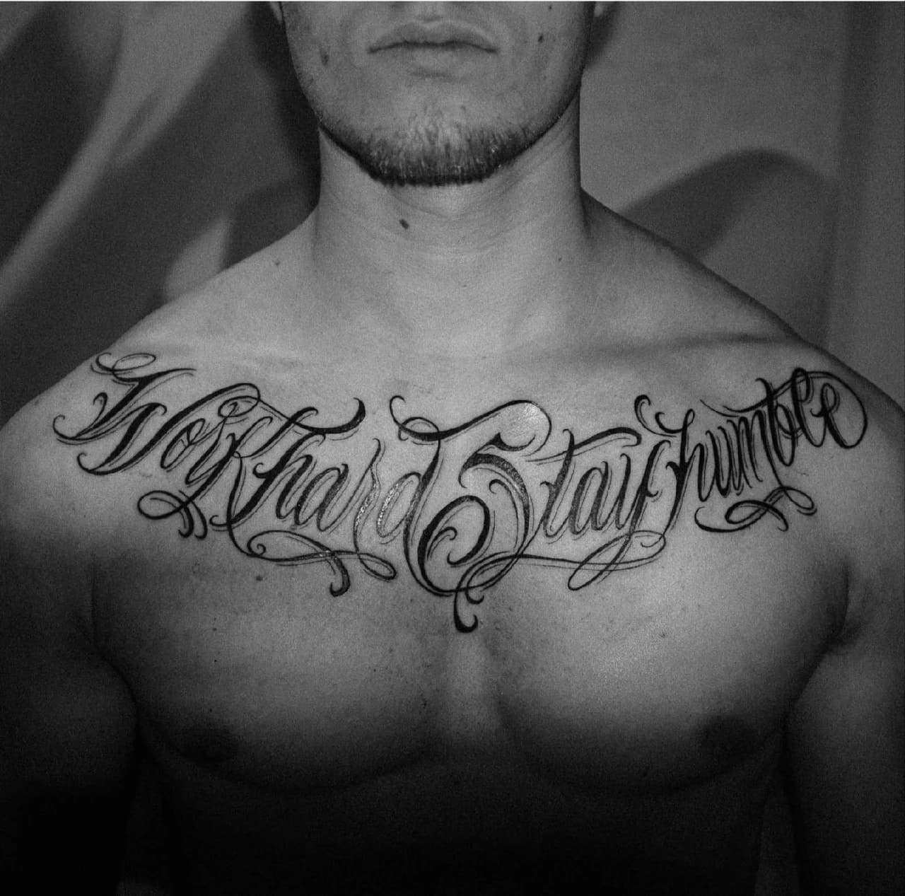 Großes Work-Hard-Stay-Humble-Lettering über der Brust